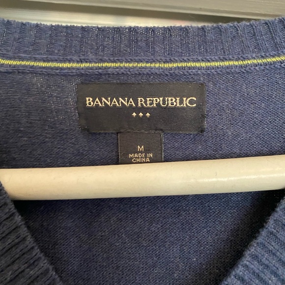 Banana Republic v neck Cardigan - Picture 2 of 3